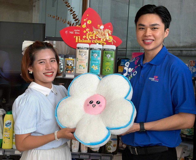 Khách hàng Co.opMart có hoa đơn từ 1 triệu đồng được tặng gấu bông hình bông hoa