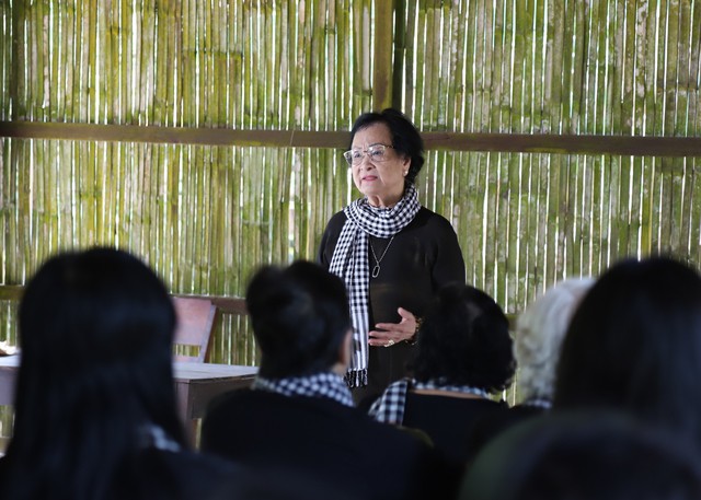 TTND, PGS.TS Trần Thị Trung Chiến trong chuyến thăm Di tích lịch sử quốc gia Căn cứ Trung ương Cục miền Nam. Ảnh: Nam Thương