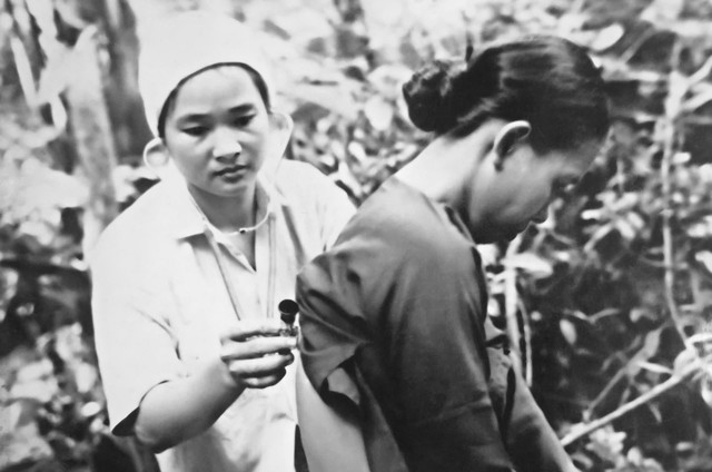 TTND, PGS.TS Trần Thị Trung Chiến khám bệnh cho cán bộ trong thời kỳ kháng chiến. Ảnh: NVCC