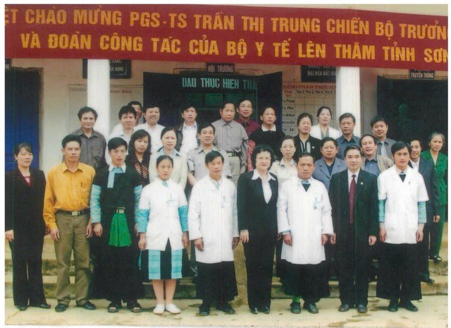 TTND.PGS.TS Trần Thị Trung Chiến dẫn đoàn công tác Bộ Y tế tới thăm tỉnh Sơn La. Ảnh: NVCC