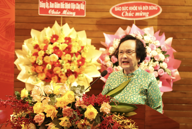 Gần 60 năm gắn bó với ngành y, dù đã nghỉ hưu, TTND, PGS.TS Trần Thị Trung Chiến vẫn miệt mài cống hiến cho sự nghiệp chăm sóc sức khỏe nhân dân. Ảnh: Nam Thương