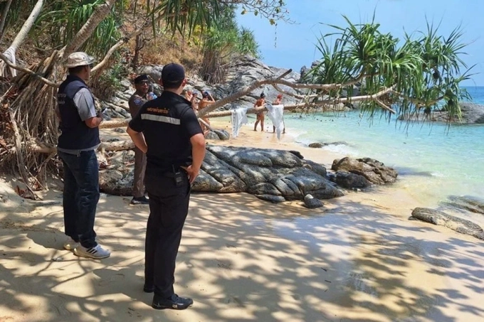 Cảnh sát địa phương đã kiểm tra khu vực được gọi là "Shadow Beach" ở Rawai (Phuket). Ảnh: Pattaya Mail.