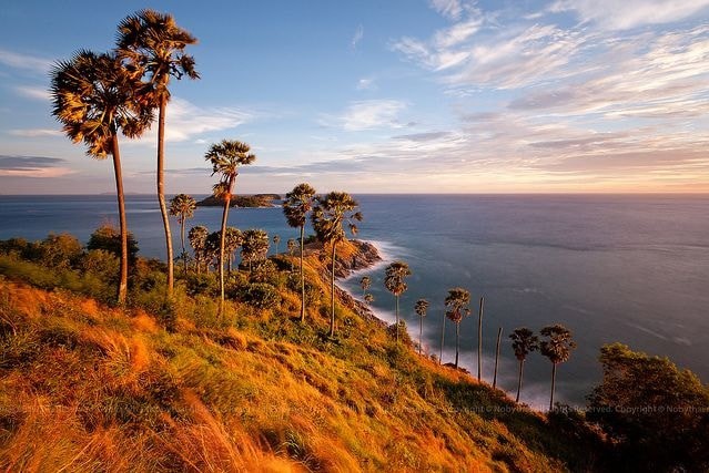 Mũi Laem Phromthep, một trong những điểm ngắm hoàng hôn nổi tiếng của Phuket. Ảnh: Sergey