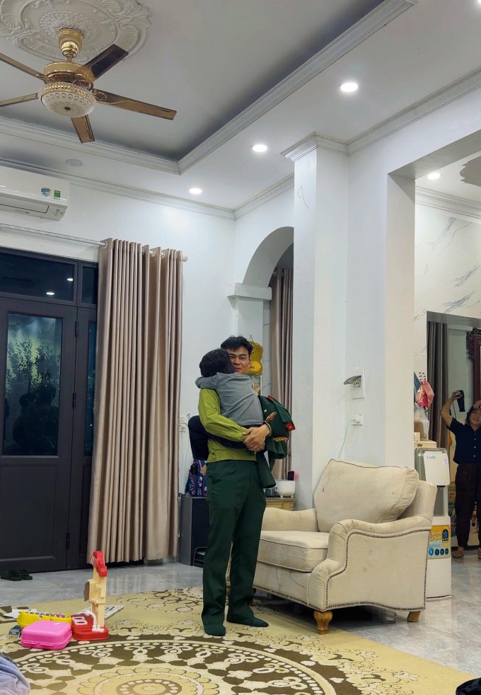 Bé Bo khi được đại úy Văn Cương chăm sóc.