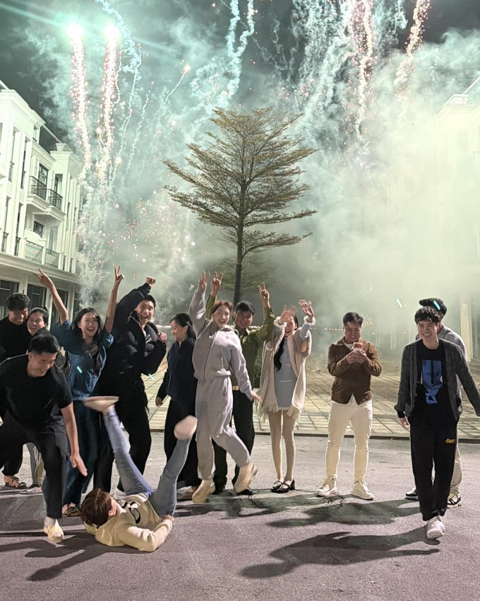 Bạn trai Hòa Minzy tụ tập với nhóm bạn cầu thủ của nữ ca sĩ.