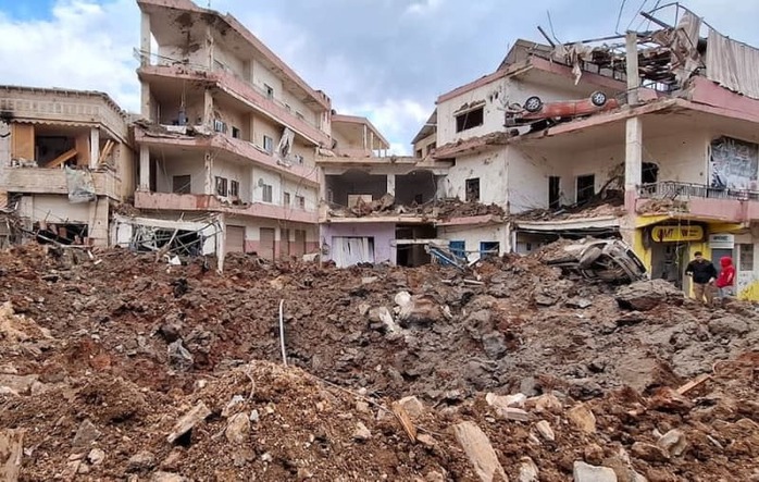 Người dân kiểm tra thiệt hại do các cuộc không kích của Israel gây ra tại làng Nabi Chit ở miền Đông Lebanon hôm 7-3. Ảnh: AP