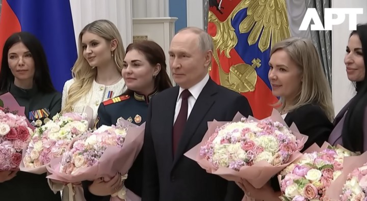 Tổng thống Putin tặng hoa cho những phụ nữ thuộc nhiều ngành nghề khác nhau tại Điện Kremlin trước thềm Ngày Quốc tế Phụ nữ. (Nguồn: APT)