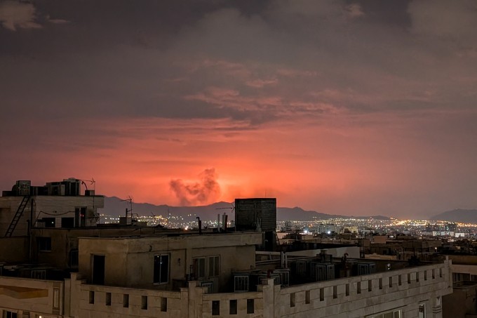 Khói lửa bốc lên tại thủ đô Iran sau đòn không kích ngày 5/3. Ảnh: AFP