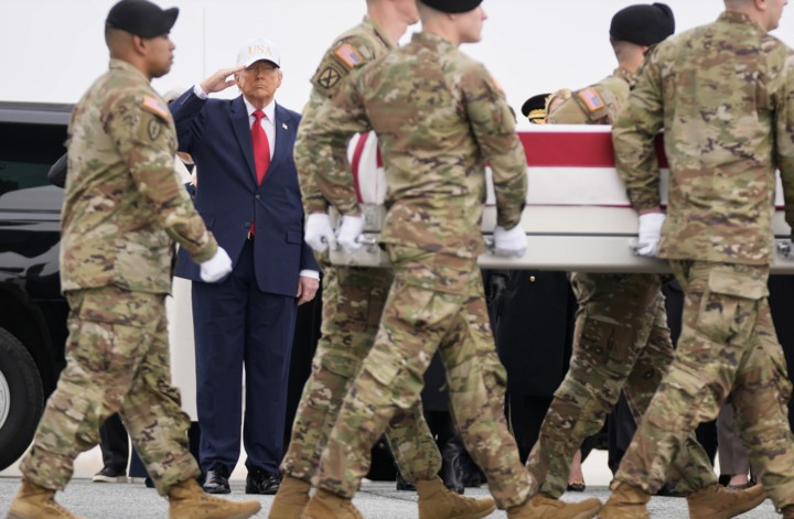 “Đây là một ngày rất buồn”, ông Trump nói với phóng viên trên chuyên cơ Air Force One khi trở về Florida chiều 8/3. Ông cho biết rất trân trọng việc được tới dự lễ tiễn đưa, đồng thời bày tỏ sự cảm phục trước các gia đình của những binh sĩ đã hy sinh. Theo ông, họ là “những bậc cha mẹ, người vợ và người thân tuyệt vời”, và gia đình các binh sĩ đều rất tự hào về họ. (Nguồn: AP)