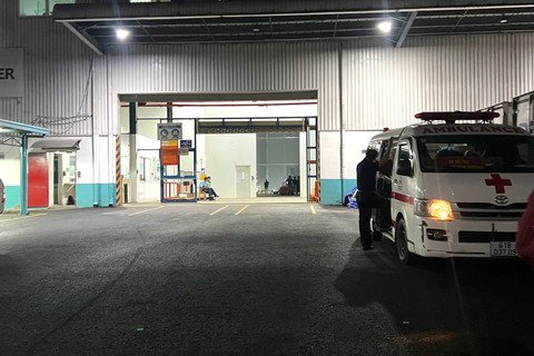 Xe cứu thương có mặt tại nhà kho Công ty Schenker.