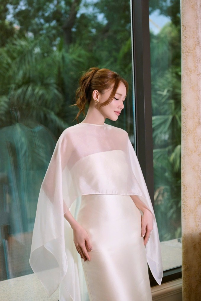 Nhã Phương khoe dáng 'mẹ bỉm sữa' với đầm cúp ngực - 2