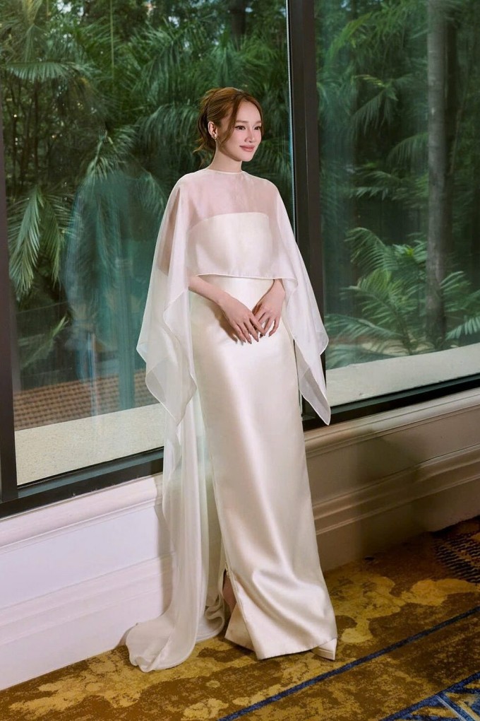 Nhã Phương khoe dáng 'mẹ bỉm sữa' với đầm cúp ngực - 1