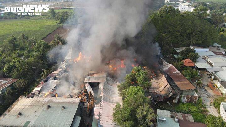 Nhà kho cháy nằm gần khu dân cư ở phường Biên Hoà, Đồng Nai.