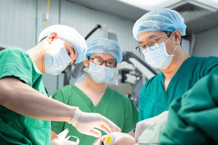 Các bác sĩ phẫu thuật bắc cầu động mạch não cho người bệnh. (Ảnh: BVCC)