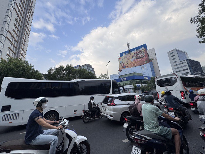 Doanh nghiêp vận tải kêu trời do giá nhiên liệu tăng cao. Ảnh: Nguyễn Hải