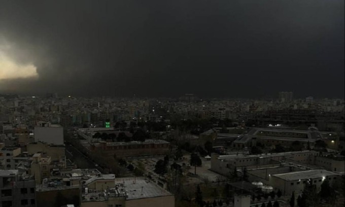 'Mưa đen' trút xuống Tehran sau khi Israel tập kích cơ sở dầu mỏ - 1