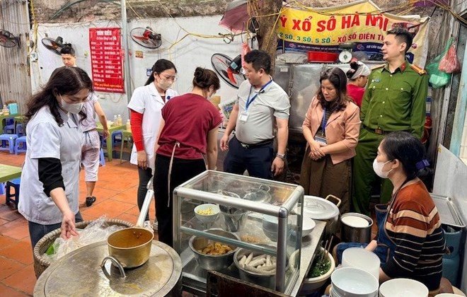 Trước đó, một du khách nước ngoài đã chia sẻ thông tin trên mạng xã hội về quán bún riêu số 14 Hàng Lược (phường Hoàn Kiếm) không đảm bảo vệ sinh ATTP. Ngay sau đó, ngày 5/3 phường Hoàn Kiếm đã kiểm tra quán bún riêu trên và phát hiện nhiều vi phạm. Cơ quan chức năng đã xử phạt hành chính và đình chỉ hoạt động đối với cơ sở này.