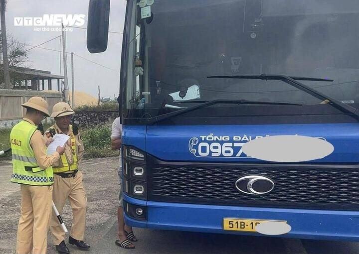 Lực lượng CSGT Quảng Trị dừng xe, xử lý xe khách 24 chỗ ngồi nhưng "nhồi nhét" thêm 19 người. (Ảnh: CA)