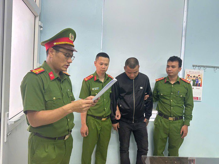 Cơ quan chức năng tống đạt quyết định khởi tố bị can và thi hành lệnh bắt tạm giam 4 tháng đối với Hà Ngọc Đẳng