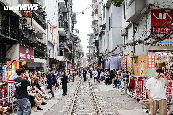 Chiều 8/3, theo ghi nhận của phóng viên Báo điện tử VTC News, khu vực phố cà phê đường tàu đoạn từ phố Trần Phú đến phố Phùng Hưng (phường Hoàn Kiếm Hà Nội) vẫn thu hút đông du khách nước ngoài đến tham quan, chụp ảnh.