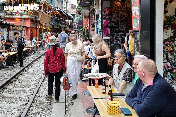 Sau khi tàu đi qua, nhiều hàng quán lại đưa bàn ghế ra sát khu vực đường ray để phục vụ du khách ngồi uống nước, chụp ảnh.