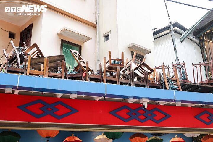 Sau khi lực lượng chức năng yêu cầu xử lý các vi phạm liên quan đến hành lang an toàn giao thông đường sắt, nhiều biển hiệu và ghế ngồi tại khu vực phố cà phê đường tàu ở Hà Nội đã được tháo dỡ.