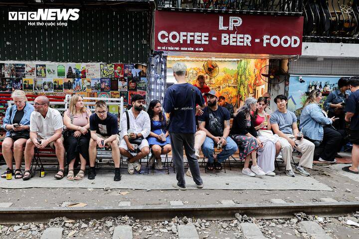 Một số quán cà phê yêu cầu khách chỉ ngồi trong khuôn viên cửa hàng, thay vì bày bàn ghế tràn ra sát đường ray như trước.
