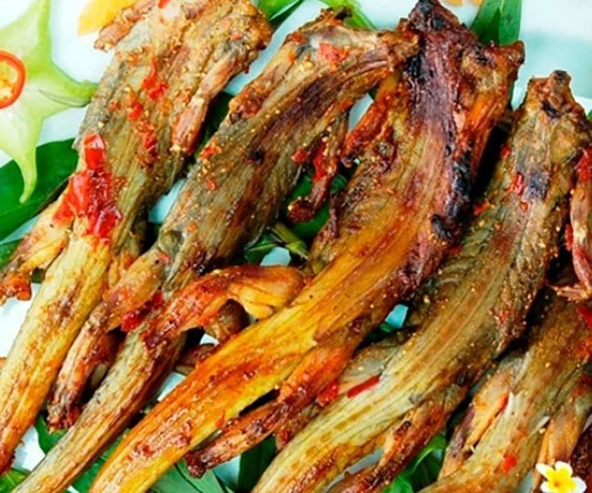 Ở miền Tây có con vật nhỏ bé chuyên lẩn trong đống lá khô nay thành đặc sản chế biến đủ món ngon - 4