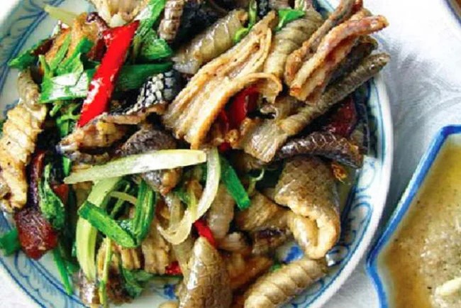 Ở miền Tây có con vật nhỏ bé chuyên lẩn trong đống lá khô nay thành đặc sản chế biến đủ món ngon - 6