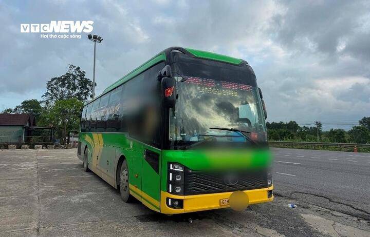 Xe khách BKS 61H-182xx có 25 chỗ ngồi nhưng "nhồi nhét" 53 người. (Ảnh: CA)