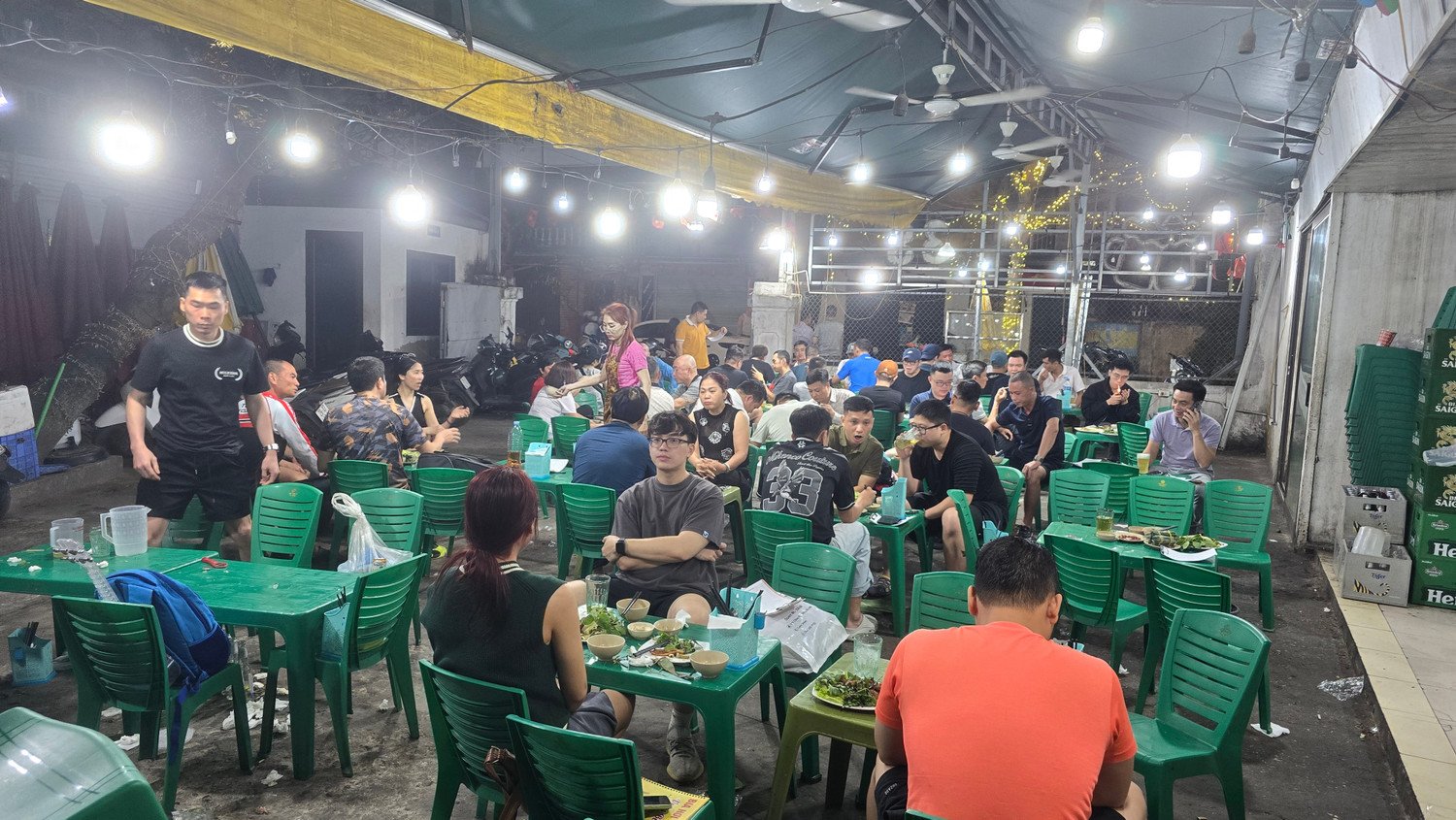 Vườn bia 38 (số 101 C5 Hoàng Ngọc Phách, phường Láng) là một cơ sở kinh doanh ăn uống khá nổi tiếng. Mỗi ngày, có hàng trăm người tới quán ăn nhậu. Thế nhưng, cơ sở khá lụp xụp, sàn nhà nhếch nhác, nhân viên không đeo găng tay và khẩu trang... Ảnh chụp ngày 1/3