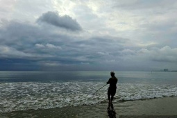 Theo ngư dân Đà Nẵng đi săn thứ đặc sản bình dân, không phải cao lương mỹ vị mà kiếm tiền triệu mỗi ngày, đó là ốc lể