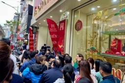 Giá xăng dầu tăng phi mã; xếp hàng nhiều giờ mua vàng