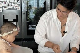 Ảnh sao 8/3: Con gái 6 tháng tuổi ngồi xem Huy Trần nấu ăn