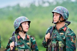 Loạt khoảnh khắc Đại úy Văn Cương chăm sóc Hòa Minzy  ' tình bể tình '  gây sốt