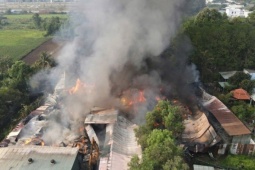 Cháy kho hàng ở Đồng Nai, người dân hốt hoảng tháo chạy