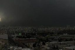 'Mưa đen' trút xuống Tehran sau khi Israel tập kích cơ sở dầu mỏ