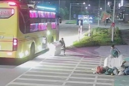 Xử lý nhân viên xe khách giường nằm ngang nhiên xả rác ven đường TP Huế