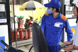 Thị trường - Tiêu dùng - Giá xăng dầu nóng ran: Bộ Công Thương đề xuất DN tự công bố và điều chỉnh giá bán lẻ