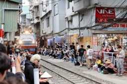 Phố cà phê đường tàu Hà Nội lại đông nghịt khách Tây sau đợt tháo dỡ vi phạm