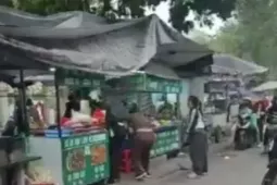 Hà Nội: Cự cãi việc để xe ven đường bị bà hàng nước thu tiền gửi, người phụ nữ bị hành hung dã man