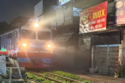 Va chạm với tàu hỏa ở Hà Nội, nam tài xế văng xa 20m, tử vong tại chỗ