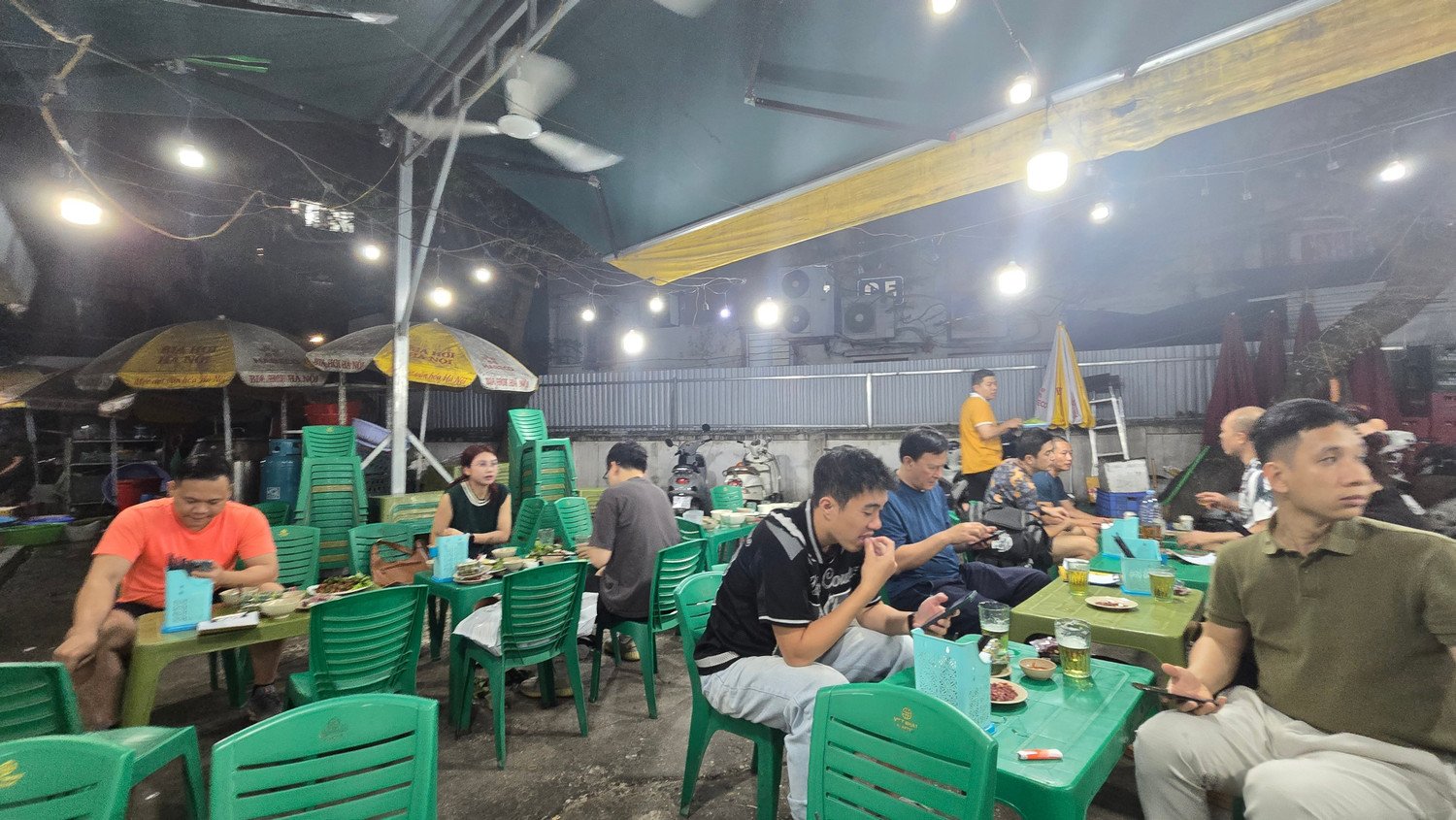 Vườn bia 38 (số 101 C5 Hoàng Ngọc Phách, phường Láng) là một cơ sở kinh doanh ăn uống khá nổi tiếng. Mỗi ngày, có hàng trăm người tới quán ăn nhậu. Thế nhưng, cơ sở khá lụp xụp, sàn nhà nhếch nhác, nhân viên không đeo găng tay và khẩu trang... Ảnh chụp ngày 1/3