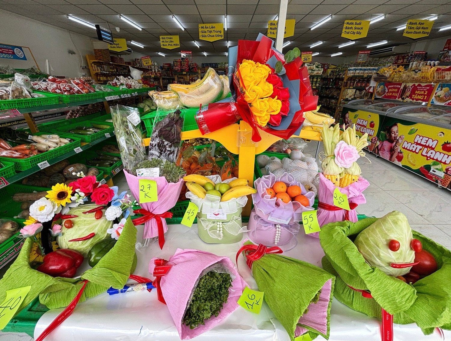 Tại hệ thống Bách Hóa Xanh có chương trình "Tháng 3 tặng quà chị đẹp" với nhiều ưu đãi hấp dẫn. Tại một số siêu thị triển khai chương trình sáng tạo quà tặng 8/3 độc đáo từ rau củ, trái cây tươi khiến khách hàng thích thú. Những bó hoa này được tính theo giá rau củ bình thường.