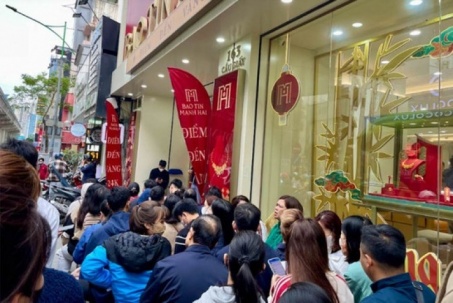 Giá xăng dầu tăng phi mã; xếp hàng nhiều giờ mua vàng