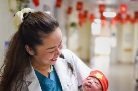 Tiếng khóc của bé 1,1kg và khoảnh khắc nín thở giữa hai sinh mạng của nữ bác sĩ