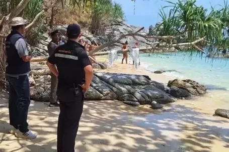 Bãi biển Thái Lan náo động vì khách Tây tắm khỏa thân