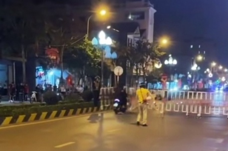 Bất chấp rào chắn, nhóm thanh niên chở 3 lao xe tốc độ cao để 'thông chốt'