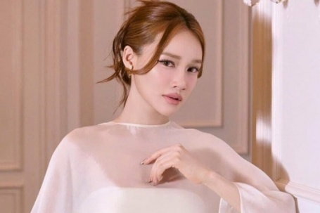 Nhã Phương khoe dáng 'mẹ bỉm sữa' với đầm cúp ngực