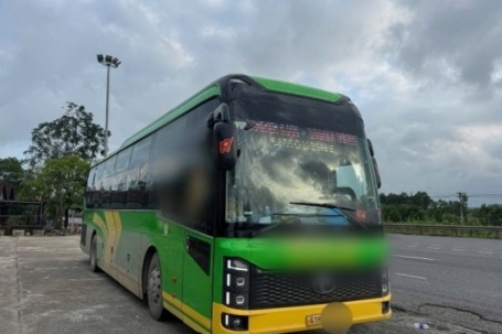 Xe khách 25 chỗ ‘nhồi nhét’ 53 người, bị phạt gần 200 triệu đồng